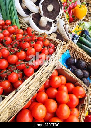 Ein Markt im Freien laden Stall mit einer Vielfalt an frischen, biologisch angebautes Obst und Gemüse wie Tomaten, Champignons und Paprika. Stockfoto