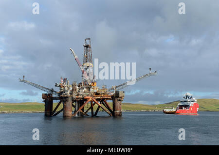 Buchan Alpha Oil Rig kommen in Lerwick Shetland für die Stilllegung für Altmetall geschnitten zu werden und recycelt werden Stockfoto