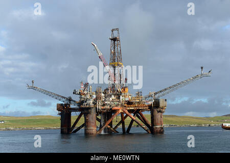 Buchan Alpha Oil Rig kommen in Lerwick Shetland für die Stilllegung für Altmetall geschnitten zu werden und recycelt werden Stockfoto