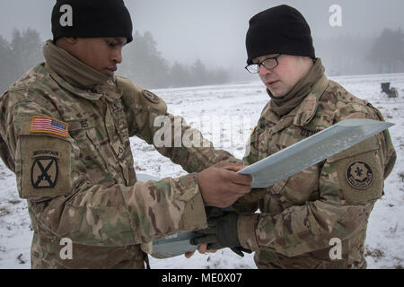 Pfc. Alexander Jones eine Boyce, La., nativ (links) und Cpl. Arlan McCoy (rechts) Ein Salt Lake City, Utah, native sind Infanteristen zugewiesen, um das Bügeleisen Truppe, 3 Staffel, 2 Cavalry Regiment ein Rabe (Unmanned Aerial Vehicle, UAV) an einem Training in der Nähe Orzysz, Polen, Dez. 18, 2017 montieren. Diese Soldaten sind ein Teil der einzigartigen, multinationalen Battle Group, bestehend aus USA, Großbritannien, Kroatischen und Rumänische Soldaten dienen, die mit der polnischen 15 mechanisierte Brigade als Abschreckung Kraft im Nordosten Polens in der Unterstützung der NATO-Präsenz verstärkt nach vorne. (U.S. Armee Foto von SPC. Andrew McNeil/22 Mobi Stockfoto