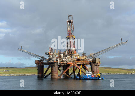 Buchan Alpha Oil Rig kommen in Lerwick Shetland für die Stilllegung für Altmetall geschnitten zu werden und recycelt werden Stockfoto