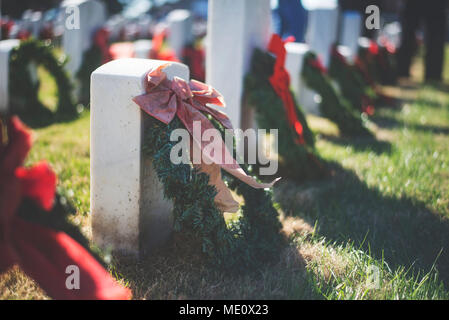 171216-N-RT 036-081 Hampton, Virginia (31. 16, 2017) Ferienwohnung Kränze an legen Grundsteine für Hampton National Cemetery. Matrosen an Bord der Nimitz-Klasse Flugzeugträger USS George Washington (CVN 73), Veteranen, und freiwilligen Helfern mehr als 7000 Kränze Kränze über Amerika während der Zeremonie. George Washington befindet sich in einem Tank- und komplexen Überholung (RCOH) bei Newport News Werft. RCOH ist ein fast 4-jährigen Projekt nur einmal während einer Fluggesellschaft, die 50-jährige Nutzungsdauer, einschließlich Betankung von zwei nukleare Reaktoren des Schiffes sowie erhebliche Reparaturen, Upgrades und Modus Stockfoto