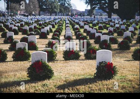 171216-N-RT 036-203 Hampton, Virginia (31. 16, 2017) Ferienwohnung Kränze an legen Grundsteine für Hampton National Cemetery. Matrosen an Bord der USS George Washington (CVN 73), Veteranen, und civilan volenteers legte mehr als 7000 während der Kränze Kränze über Amerika. George Washington befindet sich in einem Tank- und komplexen Überholung (RCOH) bei Newport News Werft. RCOH ist ein fast 4-jährigen Projekt nur einmal während einer Fluggesellschaft, die 50-jährige Nutzungsdauer, einschließlich Betankung von zwei nukleare Reaktoren des Schiffes sowie erhebliche Reparaturen, Upgrades und Modernisierung. (U.S. Marine Foto von Masse Co Stockfoto