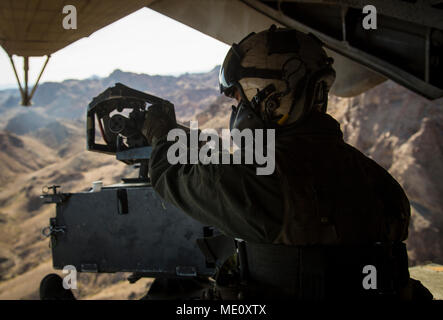 Us Marine Corps Cpl. Mitchell McCartney, ein Besatzungsmitglied zugeordnet Marine schweren Helikopter Squadron (HMH) 465, betreibt die M2 Browning Heavy Machine Gun auf der Rückseite der CH-53E Super Stallion, wie es über die Schokolade Berg Antenne Gunnery Range, Dez. 9, 2017 fliegt. HMH-465 angekommen zu MCAS Yuma, November 29, 2017 Ausbildung zur Unterstützung der Übung Winter Wut zu führen. Übung Winter Fury ermöglicht die Marines die Fähigkeiten wie die Bekämpfung der Element der Marine Air Ground Task Force während einer Bekämpfung Bereitstellung benötigt. (U.S. Marine Corps Foto von Cpl. Isaac D. Martinez) Stockfoto