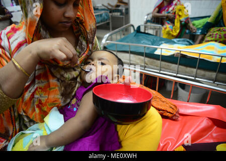 Bangladesch eine Mutter ihre Kinder füttern Kochsalzlösung, leidet an Durchfall liegen im Internationalen Zentrum für Durchfall Erkrankung Forschung, Banglad Stockfoto