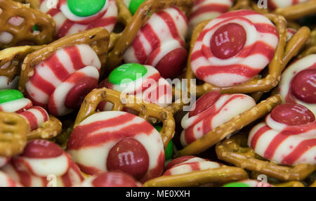 Pfefferminze pretzel Snacks sitzen in einem Fach in Hirosaki, Japan, Dez. 9, 2017. Der 35th Operations Group rund $ 3.750, um Essen zu bieten, eine Hüpfburg und Geschenke von Santa während ihrer Hirosaki Ai-Sei-en Waisenhaus besuchen, so dass die Kinder wissen, dass sie geliebt und umsorgt von Menschen außerhalb ihrer Gemeinschaft. (U.S. Air Force Foto von älteren Flieger Sadie Colbert) Stockfoto