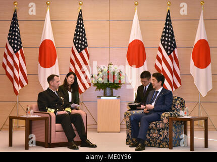 171218-N-ES 994-105 TOKYO (31. 18, 2017) Leiter der Naval Operations (CNO) Adm. John Richardson, links, mit dem japanischen Premierminister Shinzo Abe, Montag, in Tokio zusammen, um die militärische Allianz zwischen den Vereinigten Staaten und Japan zu stärken. Richardson stichfeste bekräftigt das Engagement der US-Navy zur Vertiefung der Zusammenarbeit mit dem Japanischen maritimen Verteidigung-kraft (JMSDF) und neue Möglichkeiten für kombinierte Operationen diskutiert. Die US-Marine und der JMSDF routinemäßig maritime Übungen kombiniert und gemeinsam den Frieden und die Sicherheit in der Indo-Asia zu fördern - Pazifik Region. ( Stockfoto