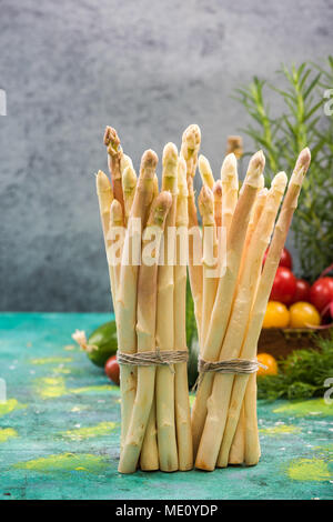 Neue Saison auf weißem Spargel Felder in Deutschland, den Niederlanden
