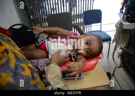 Kinder aus Bangladesh unter Durchfall mit ihrer Mutter im Internationalen Zentrum für Durchfall Erkrankungen, Bangladesh (ICDDR, B) Dha Stockfoto