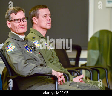 Kol. Dan Sarachene, 910Th Airlift Wing Commander, und Oberstleutnant Bart Elsea, 910Th Airlift Wing Operationen Gruppenkommandant, hören wie David Kubli, Sohn von Fred jr. und Laverne Kubli, gibt Erläuterungen bei einem Gebäude Einweihung Fred hier zu Ehren, Dez. 15, 2017. Fred war ein Weltkriegveteran, als Freiwilliger an YARS seit mehr als drei Jahrzehnten serviert und das Youngstown Air Reserve Base Community Council gegründet. Gebäude 201, in dem sich die USO und Base Kapelle, war die Kubli Moral- und Wellnesscenter umbenannt. (U.S. Air Force Foto/Eric Weiß) Stockfoto