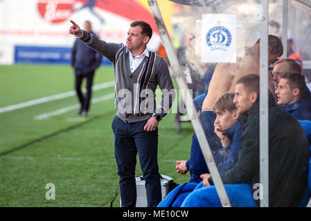 MINSK, Weißrussland - April 7, 2018: Sergei Gurenko, Cheftrainer des FC Dynamo Minsk während der BELARUSSISCHE Premier League football Match zwischen dem FC Dynamo Minsk und FC Isloch am FC Minsker Stadion Stockfoto