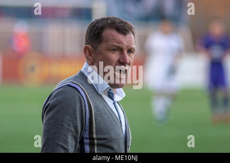 MINSK, Weißrussland - April 7, 2018: Sergei Gurenko, Cheftrainer des FC Dynamo Minsk schreit während der BELARUSSISCHE Premier League football Match zwischen dem FC Dynamo Minsk und FC Isloch am FC Minsker Stadion Stockfoto