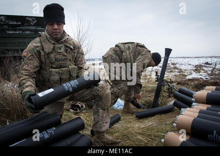 Spc. Deonte Rickman (links) eine Mittellinie, Mich., native und Jonathan Mendoza (rechts) einen Westfield, Ind, native sind indirekte Feuer Infanteristen zum Hauptsitz und Sitz' Truppe, 3 Staffel, 2 Cavalry Regiment zugeordnet, Munition in einem Trainingsgelände in der Nähe von Orzysz, Polen, Dez. 19, 2017 vorbereiten. Diese Soldaten sind ein Teil der einzigartigen, multinationalen Battle Group, bestehend aus USA, Großbritannien, Kroatischen und Rumänische Soldaten dienen, die mit der polnischen 15 mechanisierte Brigade als Abschreckung Kraft im Nordosten Polens in der Unterstützung der NATO-Präsenz verstärkt nach vorne. (U.S. Armee Foto von SPC. Andrew McNe Stockfoto