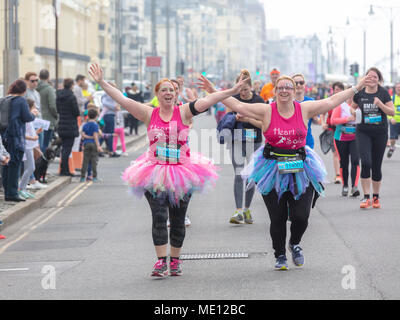 Brighton, Sussex, UK, 15. April 2018; zwei Frauen tragen rosa Tops und Tutus Posieren für die Kamera während der Teilnahme in Brighton 10 K Rennen Stockfoto