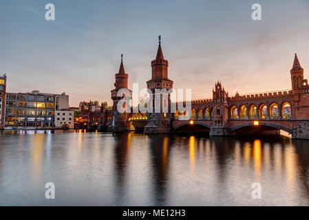 Die Spree und die Oberbaumbruecke in Berlin nach Sonnenuntergang Stockfoto