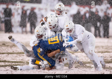 Us-Militärakademie fußball Spieler bekämpfen US Naval Academy quarterback Malcolm Perry während der army-navy Fußballspiel in Philadelphia, Dez. 9, 2017. Während der 118. Sitzung, das US-Militär Akademie schwarzen Ritter besiegte die US Naval Academy Midshipmen 14-13. (U.S. Armee Foto von Zane Ecklund) Stockfoto