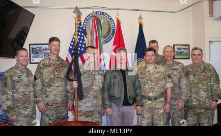 (Von links) US-Armee Generalmajor Bradley A. Becker, Leiter des Amtes für Sicherheit Cooperation-Iraq, US-Armee Generalmajor James B. Jarrard, Kommandierender General der Special Operations Joint Task Force - inhärenten Lösen, US-Armee Generalleutnant Paul E. Funk II, Kommandierender General der Combined Joint Task Force - inhärenten Lösen, Schauspieler Gary Sinise, britische Armee Generalmajor Felix Gedney, stellvertretender kommandierender General für Strategie und Unterstützung mit CJTF-OIR, U.S. Army Brig. Gen. Kenneth L. Kamper, Stabschef für CJTF-OIR, Generalmajor Pat White, Kommandierender General des kombinierten Kräfte Stockfoto