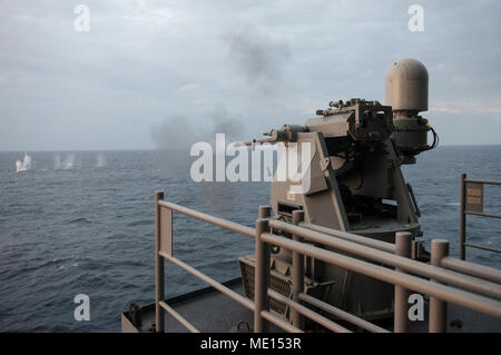 171220-N-ZS 023-059 INDISCHER OZEAN (31. 20, 2017) eine Markierung 38 Mod. II Maschinengewehr System an Bord der Amphibisches Schiff USS America (LHA 6) Brände 25 mm Runden während einer Live Fire übung auf der Steuerbordseite Wetter deck. Amerika, Teil der Amerika Amphibious Ready Group, mit 15 Marine Expeditionary Unit eingeleitet, in der pazifischen Region Indo-Asia Partnerschaften zu stärken und dienen als ready-Response Force für jede Art von Kontingenz. (U.S. Marine Foto von Mass Communication Specialist 3. Klasse Vance Hand/Freigegeben) Stockfoto