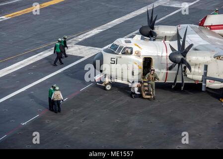 171216-N-ET 513-004 ATLANTIK (31. 16, 2017) Segler Durchführung Flugbetrieb an Bord der Flugzeugträger USS George H.W. Bush (CVN 77). GHWB unterwegs ist die Durchführung von routinemäßigen Ausbildung und Qualifikation. (U.S. Marine Foto von Mass Communication Specialist 3. Klasse Kallysta Castillo/Freigegeben) Stockfoto