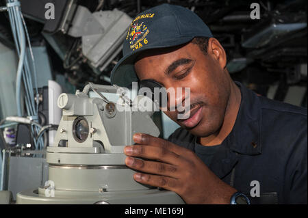Die USS America (LHA-6) war ein amphibisches Angriffsschiff der amerikanischen Klasse, das 2014 für Expeditionsoperationen in Betrieb genommen wurde. Das Archivbild dokumentiert die Beobachtung der Navigation auf der Schiffsbrücke unter Verwendung einer Mittellinie pelorus während einer Straße von Malakka am 21. Dezember 2017. Der historische Fotodruck zeichnet Routinekontrollen innerhalb einer amphibischen Bereitschaftsgruppe auf. Stockfoto