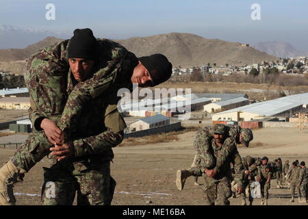 Afghanische Soldaten führen eine 300-meter Feuerwehr in der 22 Commando Qualifikation Kurs an der ANA Special Operations Command School of Excellence, Camp Commando, Kabul, Afghanistan, Dez. 22, 2017. Klasse 22 ist Teil eines bewusst geplanten Force Generation Modell, das eine zusätzliche 4.000 Commandos Anfang nächsten Frühling Ertrag. (U.S. Armee Foto von SPC. Jakob Krone) Stockfoto