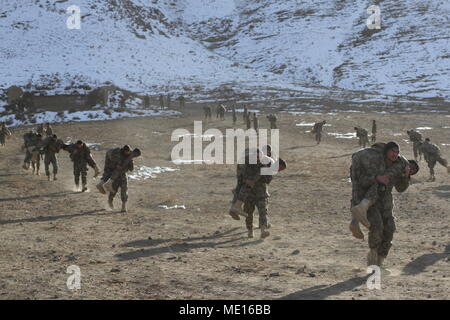 Afghanische Soldaten führen eine 300-meter Feuerwehr in der 22 Commando Qualifikation Kurs an der ANA Special Operations Command School of Excellence, Camp Commando, Kabul, Afghanistan, Dez. 22, 2017. Klasse 22 ist Teil eines bewusst geplanten Force Generation Modell, das eine zusätzliche 4.000 Commandos Anfang nächsten Frühling Ertrag. (U.S. Armee Foto von SPC. Jakob Krone) Stockfoto