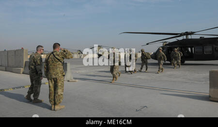 Die 449Th Combat Aviation Brigade Kommandeur Oberstleutnant Josef Bischof und der 29 CAB Kommandant Oberst Mark Beckler erwarten die Combined Joint Forces Land Component Commander Generalmajor Robert weiß wie er besucht Camp Taji militärische Komplex der Übertragung der Autorität des inhärenten Lösen, Dez. 18, 2017 zu bestätigen. Der TOA-Signale die Übertragung von Verantwortung für Theater Luftverkehr auf den eingehenden 449Th CAB. CJTF-OIR ist die globale Koalition zu besiegen ISIS im Irak und in Syrien. (U.S. Armee Foto: Staff Sgt. Isolda Reyes) Stockfoto