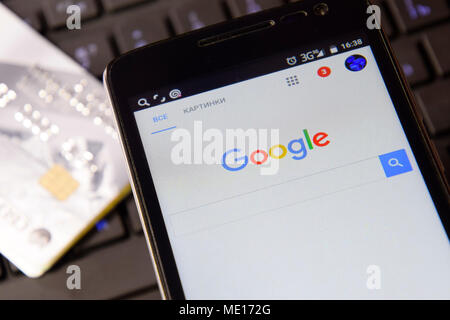 Poltavskaya Dorf, Russland - Dezember 3, 2016: Smartphone mit Google Suche System auf der Tastatur Hintergrund. Die Suche nach Informationen mit der Hilfe von Stockfoto