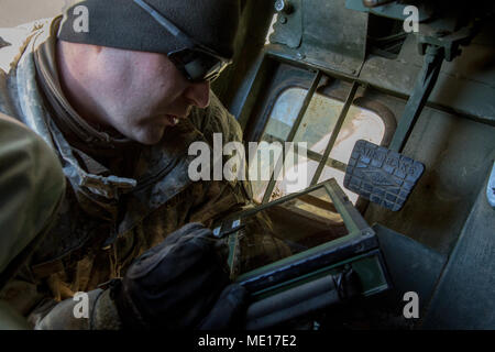 Us-Armee SPC. Nathan Faas, Bravo, Batterie, 1 Battalion, 38th Field Artillery Regiment, 210Th Field Artillery Brigade, 2 Infanterie Division/ROK-US prüft die technischen Handbuch auf M993 Trägerfahrzeug in Südkorea, Dez. 9, 2017. Wartung am M993 Trägerfahrzeuge ist von wesentlicher Bedeutung für die Entwicklung der Mission bereit. (U.S. Armee Foto von Pfc. Isaih Vega) Stockfoto