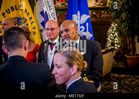 FORT BELVOIR, VA.-- (Dezember 2, 2017) --US Surgeon General Vice Adm. Jerome M. Adams dient als Gastredner für die National Capital Region Urlaub Kugel durch das Belvoir Krankenhaus Dezember 2, 2017 gehostet wird. Statt im Club der Fort Belvoir Officer's, das Event zog Teilnehmer aus der gesamten Region als eine Show der Teamarbeit, Kameradschaft und Partnerschaft. Die Verteidigung Gesundheit Agentur National Capital Region (NCR) Ärztliche Direktion wurde gegründet, Autorität auszuüben, Richtung, und die Steuerung über den Walter Reed National Military Medical Center, Fort Belvoir Community Hospital, und Ihre Stockfoto