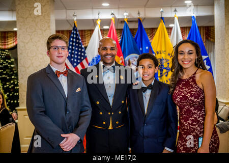 FORT BELVOIR, VA.-- (Dezember 2, 2017) --US Surgeon General Vice Adm. Jerome M. Adams dient als Gastredner für die National Capital Region Urlaub Kugel durch das Belvoir Krankenhaus Dezember 2, 2017 gehostet wird. Statt im Club der Fort Belvoir Officer's, das Event zog Teilnehmer aus der gesamten Region als eine Show der Teamarbeit, Kameradschaft und Partnerschaft. Die Verteidigung Gesundheit Agentur National Capital Region (NCR) Ärztliche Direktion wurde gegründet, Autorität auszuüben, Richtung, und die Steuerung über den Walter Reed National Military Medical Center, Fort Belvoir Community Hospital, und Ihre Stockfoto