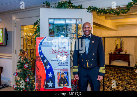 FORT BELVOIR, VA.-- (Dezember 2, 2017) --US Surgeon General Vice Adm. Jerome M. Adams dient als Gastredner für die National Capital Region Urlaub Kugel durch das Belvoir Krankenhaus Dezember 2, 2017 gehostet wird. Statt im Club der Fort Belvoir Officer's, das Event zog Teilnehmer aus der gesamten Region als eine Show der Teamarbeit, Kameradschaft und Partnerschaft. Die Verteidigung Gesundheit Agentur National Capital Region (NCR) Ärztliche Direktion wurde gegründet, Autorität auszuüben, Richtung, und die Steuerung über den Walter Reed National Military Medical Center, Fort Belvoir Community Hospital, und Ihre Stockfoto