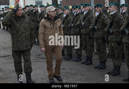 Polnische Soldaten der 1.Bataillon, 15 mechanisierte Brigade, willkommen, Minister für Verteidigung und stellvertretenden Ministerpräsidenten Kroatiens Damir Krstičević in Bemowo Piskie, Polen, Dez. 28, 2017. Diese Soldaten sind ein Teil der einzigartigen, multinationalen Battle Group, bestehend aus USA, Großbritannien, Kroatischen und Rumänische Soldaten dienen, die mit der polnischen 15 mechanisierte Brigade als Abschreckung Kraft im Nordosten Polens in der Unterstützung der NATO-Präsenz verstärkt nach vorne. (U.S. Armee Foto von SPC. Andrew McNeil/22 Mobile Public Affairs Abteilung) Stockfoto