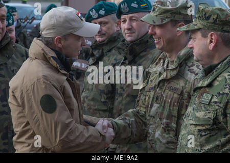 Minister für Verteidigung und stellvertretenden Ministerpräsidenten Kroatiens Damir Krstičević ist von den Führern der Schlacht Gruppe Polen im Bemowo Piskie, Polen, Dez. 28, 2017 begrüßt. Battle Group Polen ist ein einzigartiges, multinationalen Battle Group, bestehend aus USA, Großbritannien, Kroatischen und Rumänische Soldaten dienen, die mit der polnischen 15 mechanisierte Brigade als Abschreckung Kraft im Nordosten Polens in der Unterstützung der NATO-Präsenz verstärkt nach vorne. (U.S. Armee Foto von SPC. Andrew McNeil/22 Mobile Public Affairs Abteilung) Stockfoto