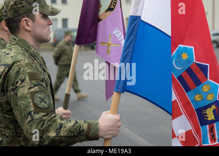 Kroatische Soldaten stehen in der Ausbildung begrüßen Minister für Verteidigung und stellvertretenden Ministerpräsidenten Kroatiens Damir Krstičević in Bemowo Piskie, Polen, Dez. 28, 2017. Battle Group Polen ist ein einzigartiges, multinationalen Battle Group, bestehend aus USA, Großbritannien, Kroatischen und Rumänische Soldaten dienen, die mit der polnischen 15 mechanisierte Brigade als Abschreckung Kraft im Nordosten Polens in der Unterstützung der NATO-Präsenz verstärkt nach vorne. (U.S. Armee Foto von SPC. Andrew McNeil/22 Mobile Public Affairs Abteilung) Stockfoto