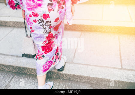 Frauen tragen Kimonos zu Fuß auf der Straße für Shopping und kulturelle Tragekomfort Kimono Stockfoto