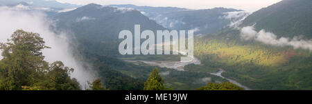 Der Rio Abanico Tal, Ecuador, mit misty Nebelwald bedeckten Hügel. Auf dem Amazonas Hängen der Anden in der Provinz Morona Santiago Stockfoto