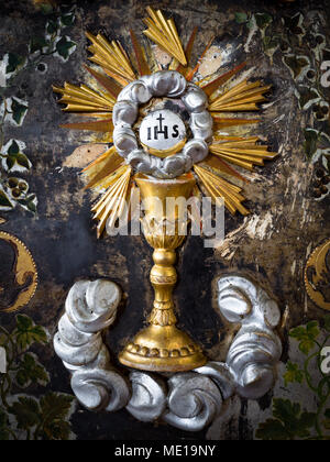 Padua, Italien - 2. April 2018: Detail einer Abtei altar in Gold mit dargestellt die Eucharistie Kelch gemalt. Stockfoto