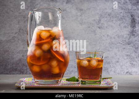 Eistee pfirsich Kaffee in der Kanne, Sommer erfrischendes Getränk. Stockfoto