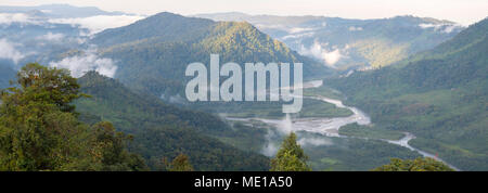 Der Rio Abanico Tal, Ecuador, mit misty Nebelwald bedeckten Hügel. Auf dem Amazonas Hängen der Anden in der Provinz Morona Santiago Stockfoto