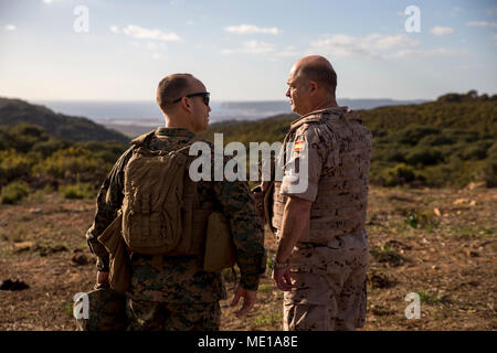 Spanische Marine Oberst Juan M. Báez, stellvertretender Kommandant der Trecio de Armada (rechts), spricht mit US Marine Oberst Michael J. Perez, der kommandierende Offizier von Special Purpose Marine Air-Ground Task Force-Crisis Response-Africa (links), an der Sierra del Retin, Spanien, Dez. 20, 2017. SPMAGTF-CR-AF bereitgestellt ist begrenzte Krise zu leiten - Reaktion und Theater - Security Operations in Europa und Nordafrika. (U.S. Marine Corps Foto von Sgt. Norasingh Takoune H./Freigegeben) Stockfoto