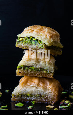 Baklava ist eine reiche, süßem Gebäck aus Schichten von Filo mit gehackten Nüssen gefüllt und Gesüßte und zusammen mit Sirup oder Honig gehalten. Stockfoto