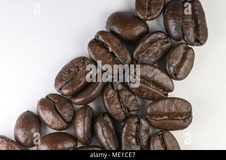 Nahaufnahme von dunkel geröstete Kaffeebohnen Stockfoto