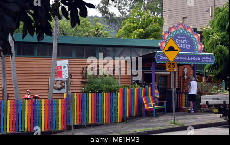 Nimbin, Australien - Dec 26, 2017. Nimbin ist eine üppige Hinterland Stadt, Drehscheibe für Gegenkultur und alternative soziale Aktivitäten, einzigartige Stadt im Norden Stockfoto