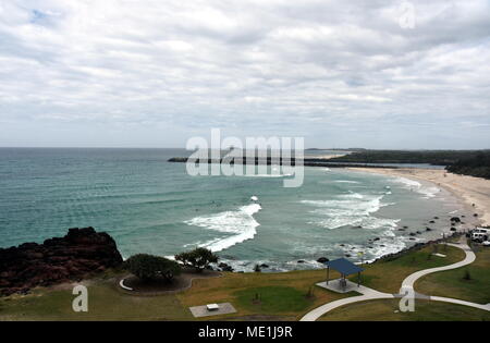 Duranbah Beach und breakwall am Eingang von Tweed River an einem bewölkten Tag. Duranbah Beach, offiziell als Flagstaff Beach bekannt ist die nördlichste Stockfoto