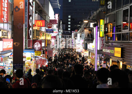 Das Geschehen und die überfüllten Takeshita Straße von Harajuku in Shibuya. Dieser Ort ist immer voller Leute. In Tokio getroffen, Februar 2018 Stockfoto