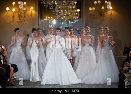 NEW YORK, NY - 12. April 2018: Modelle posieren am Mira Zwillinger Bridal Frühjahr 2019 Collection Show während der New York Fashion Week, Hochzeitssuite Stockfoto