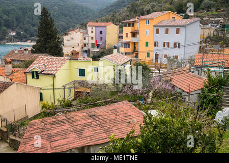 Das kleine Dorf Valun auf der Insel Cres (Kroatien) an einem bewölkten Tag im Frühling Stockfoto