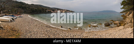 Panorama der Strand von Cres (Insel Cres, Kroatien) an einem bewölkten Tag im Frühling Stockfoto