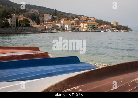 Boote liegen am Strand von Cres (Insel Cres, Kroatien) an einem bewölkten Tag im Frühling Stockfoto